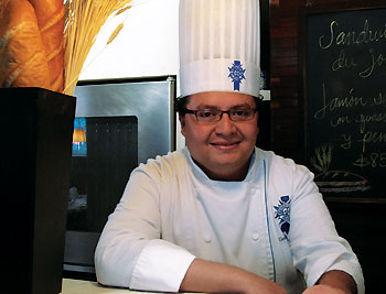 Chef Miguel Angel del restaurante Le Cordon Bleu