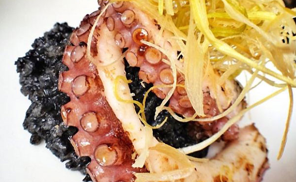 Pulpo con arroz negro y camarones en queremoscomer.rest