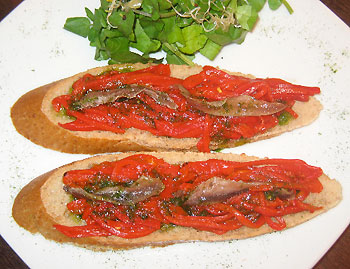 Montadito de anchoas y piquillos del restaurante chiringuito