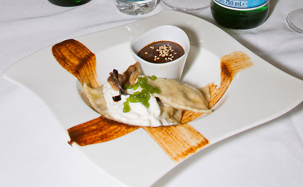 Ravioli de carnitas de pato con mole negro y espumas de ajonjolí