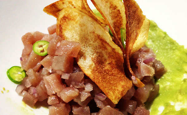 Tartare de atún sobre alioli de aguacate