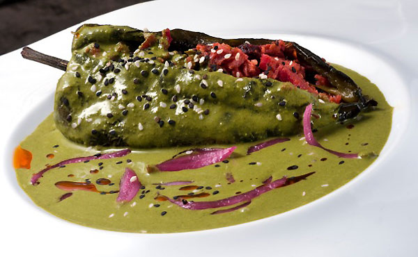 Chile Rellenos de Marlín Ahumado con Salsa de Cilantro en queremoscomer.rest