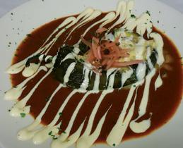 Chile Relleno de Queso y Champiñones con Salsa Pasilla y Piloncillo.