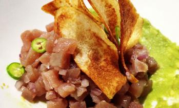 Tartare de atún sobre alioli de aguacate.