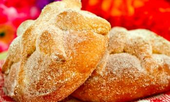 Receta tradicional de Pan de Muerto, lo mejor de dos mundos. 