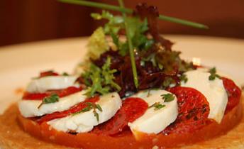 Tarta Fina de Mermelada de Jitomate y Queso de Cabra con Pesto de Cilantro y Jitomates Confitados.