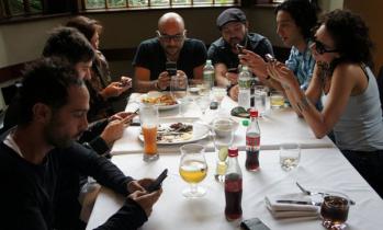 LOS CELULARES EN EL RESTAURANTE