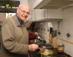 ¿La nueva moda para hombres retirados? Clases de cocina